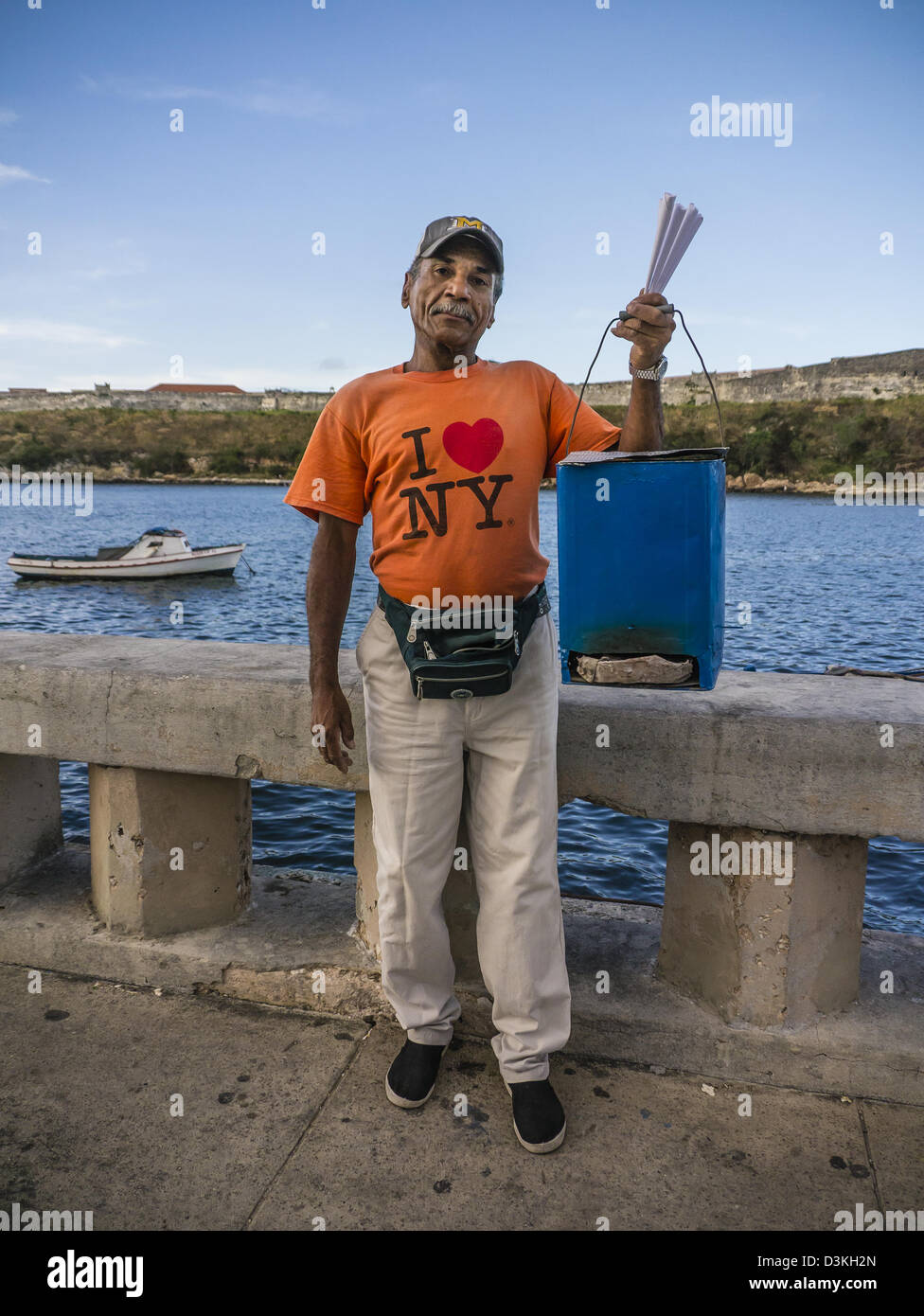 Ein kubanische mittleren Alters männlichen Erdnuss Verkäufer Falken seine waren auf dem berühmten Malecon in Havanna, Kuba Stockfoto