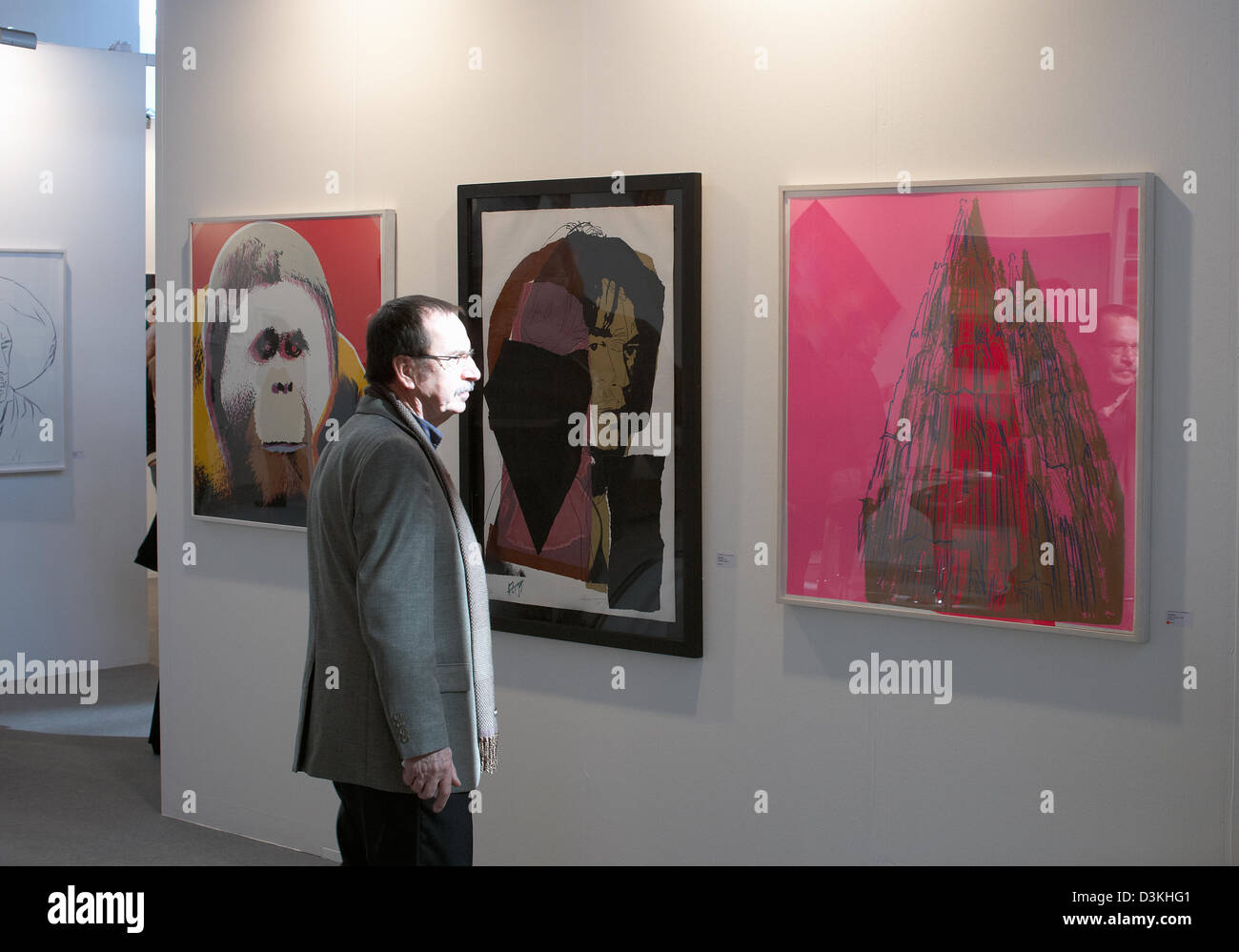 Karlsruhe, Deutschland, Besucher auf der Art Karlsruhe, es gibt Bilder von Andy Warhol Stockfoto