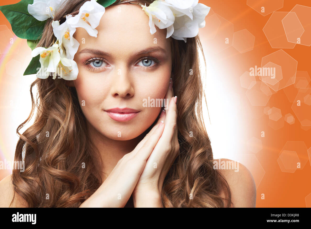 Kreative Porträt einer jungen Schönheit mit Haaren mit Blumen geschmückt Stockfoto