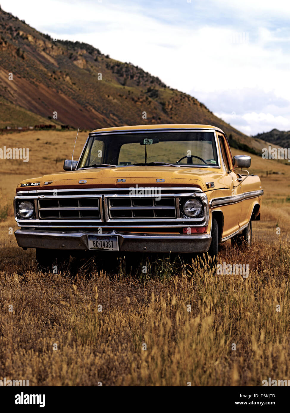 Pickup-Truck auf Hügel in Montana, USA Stockfoto