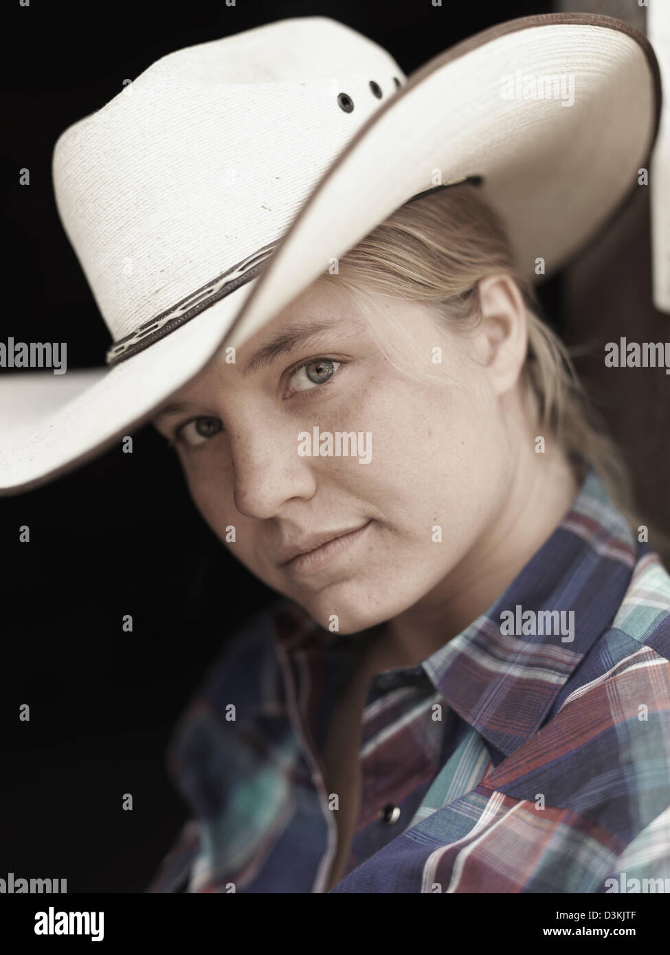 Porträt von Cowgirl auf Ranch in Montana, USA Stockfoto