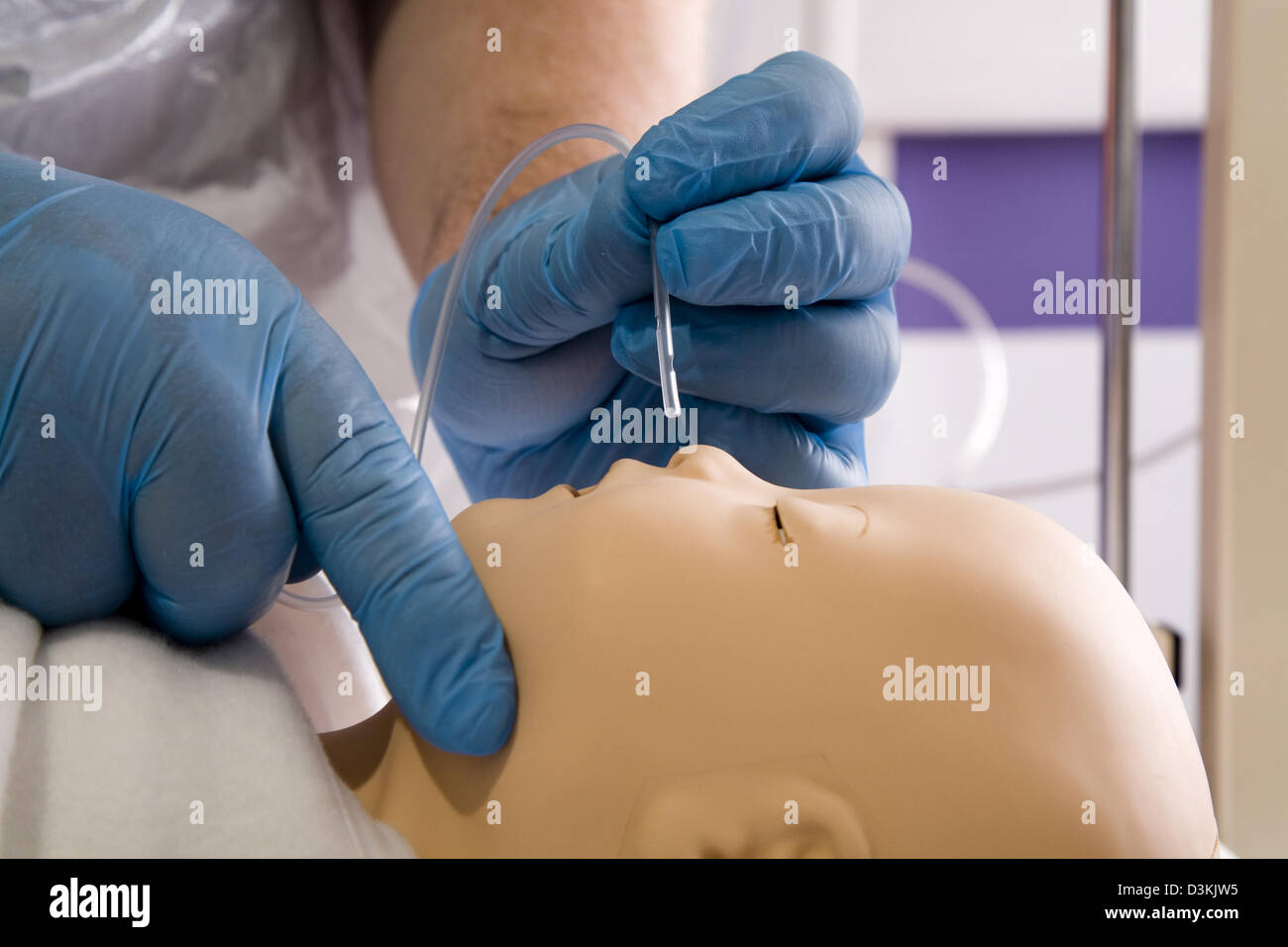 Kliniker üben das Einfügen der Saugschlauch in Mannequin / dummy eines Babys, Absaugen bei Kindern zu simulieren. Stockfoto