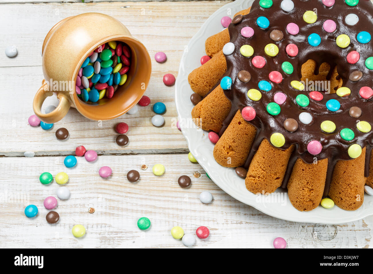 Nahaufnahme von Osterkuchen mit Schokoladenglasur Stockfoto