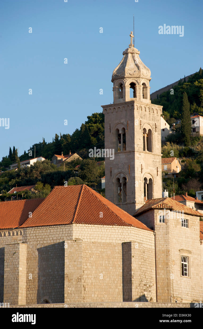 Turm der Kirche in der Altstadt von Dubrovnik, Kroatien Stockfoto