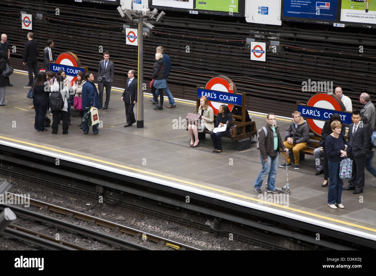 Plattform mit Passagiere warten auf Züge mit der Londoner U-Bahn / Metro Haltestelle Earls Court. UK Stockfoto