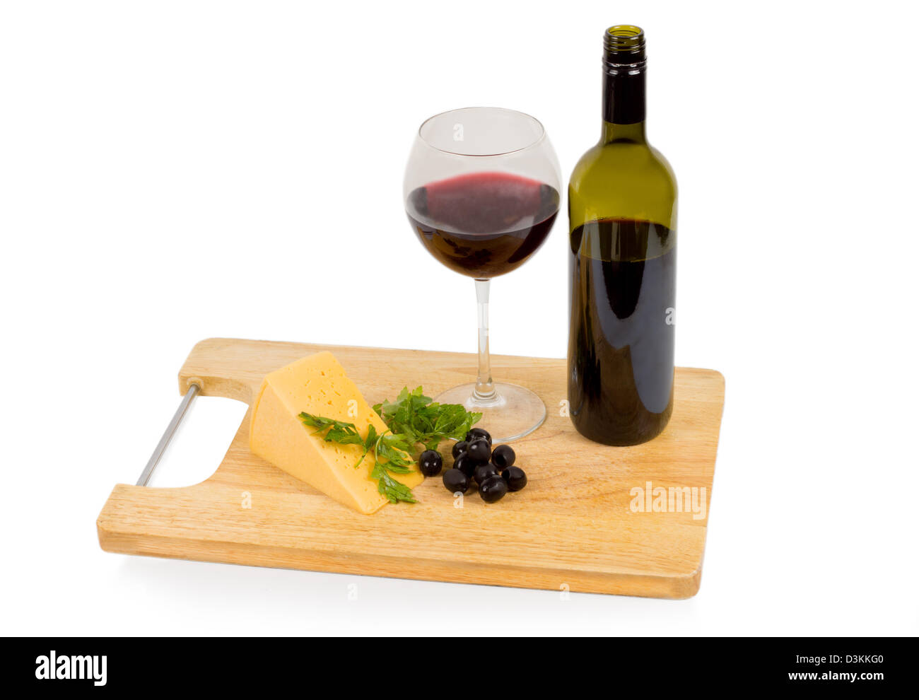 Leckerer Snack von einem Glas Rotwein, Käse und schwarzen Oliven auf einem Holzbrett mit einem ungekennzeichnete Weinflasche Stockfoto