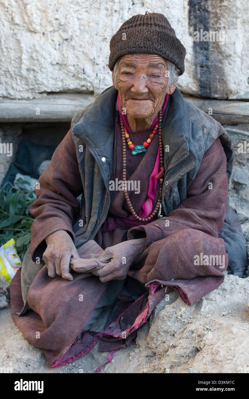 Ältere und gebrechliche Frau betteln, Gästehaus, (Ladakh) Jammu & Kaschmir, Indien Stockfoto