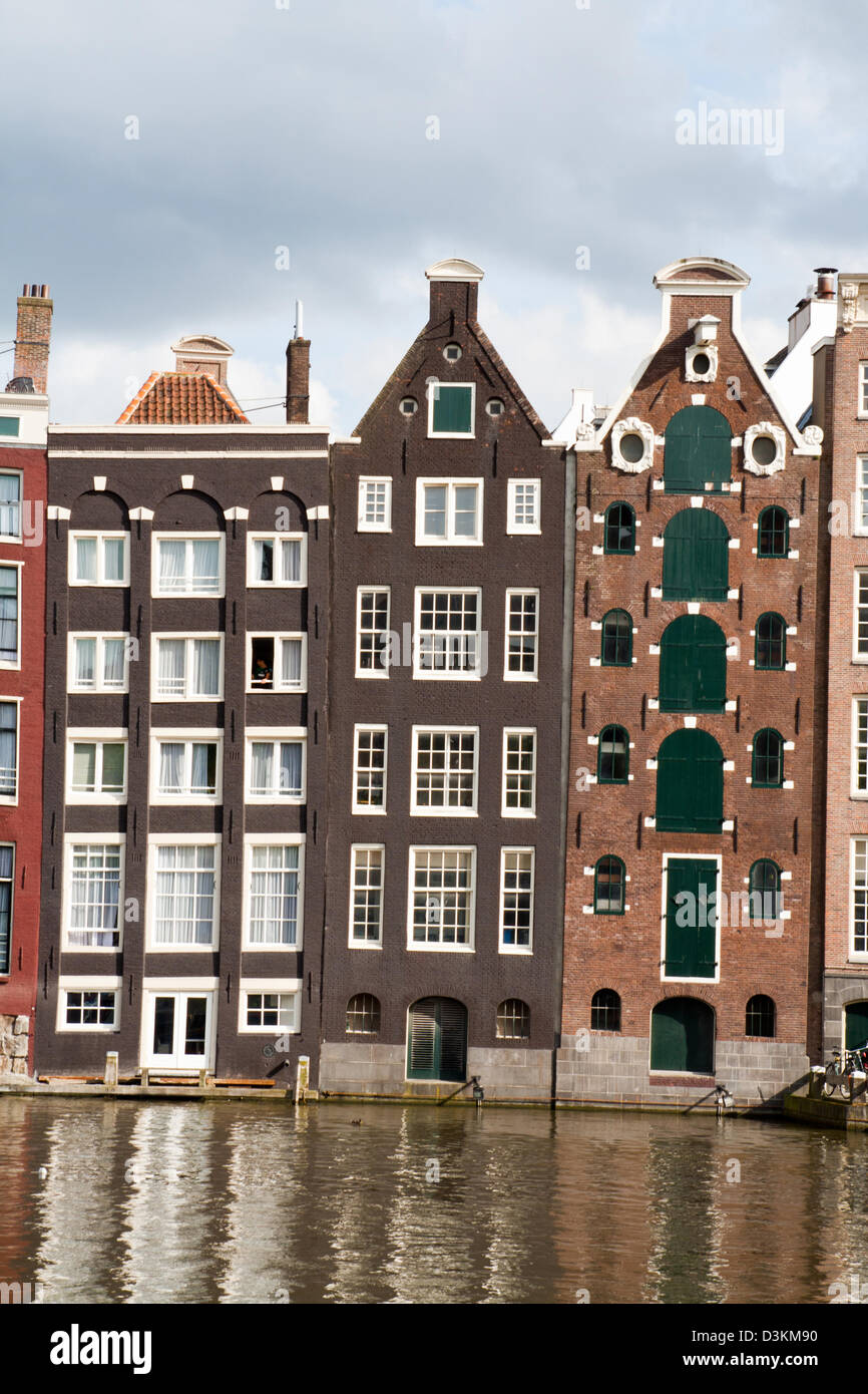 Alte aus dem 17. und 18. Jahrhundert Backsteinhäuser an einem Kanal in Amsterdam, Holland. Stockfoto