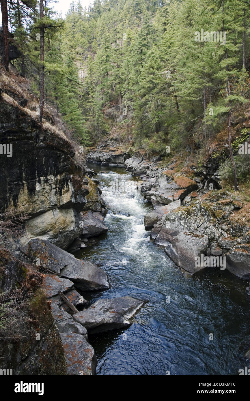 Die malerische Tang Chhu (Fluss) bei Membartsho, Bhutan, Asia Stockfoto