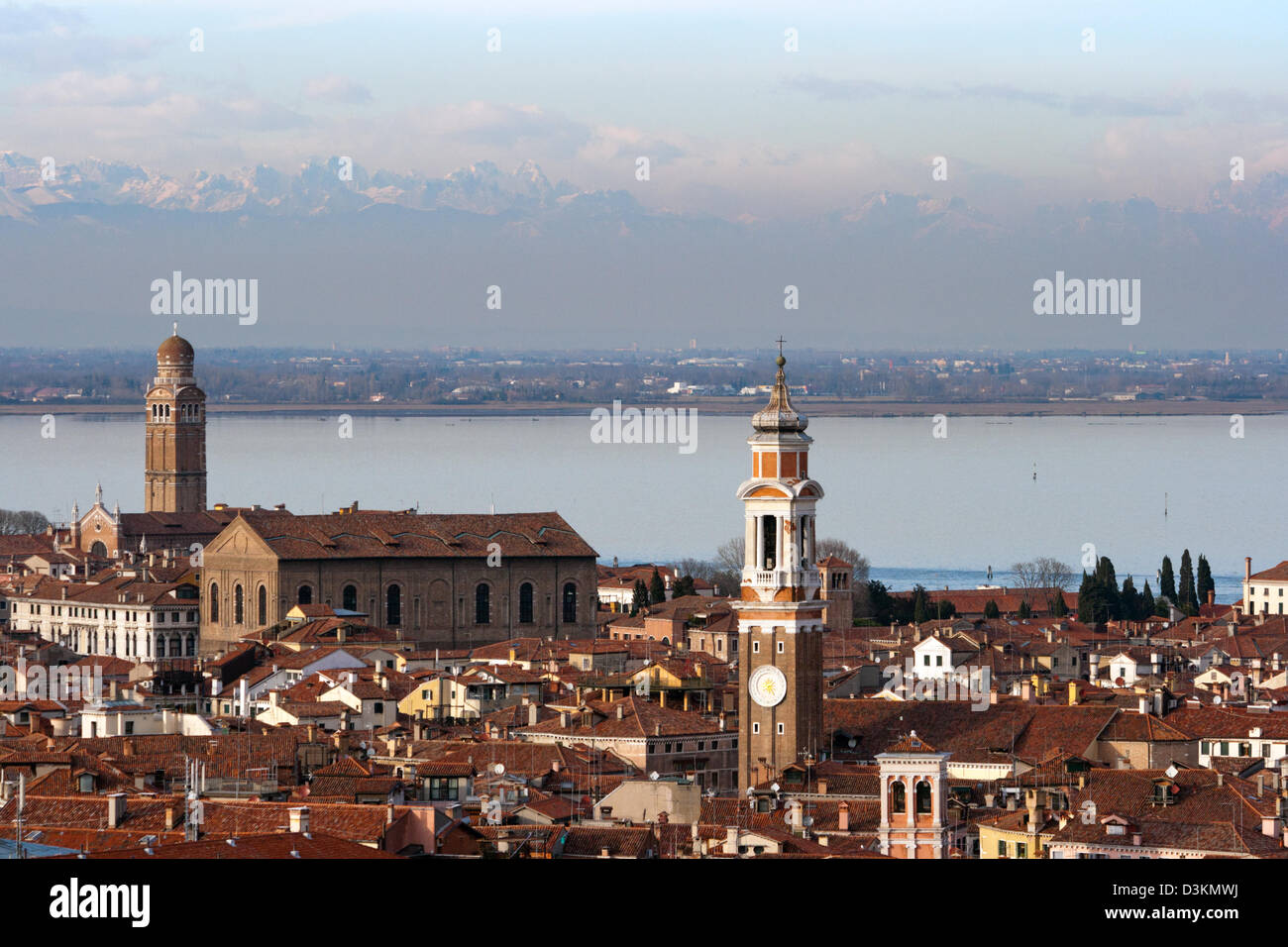 Blick auf Venedig mit im Hintergrund den europäischen Alpen Stockfoto