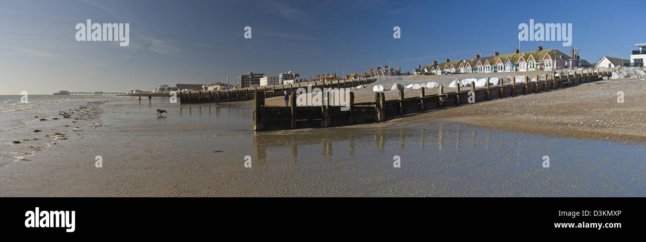 Panorama von Ost Worthing Strand bei Ebbe, West Sussex, UK Stockfoto