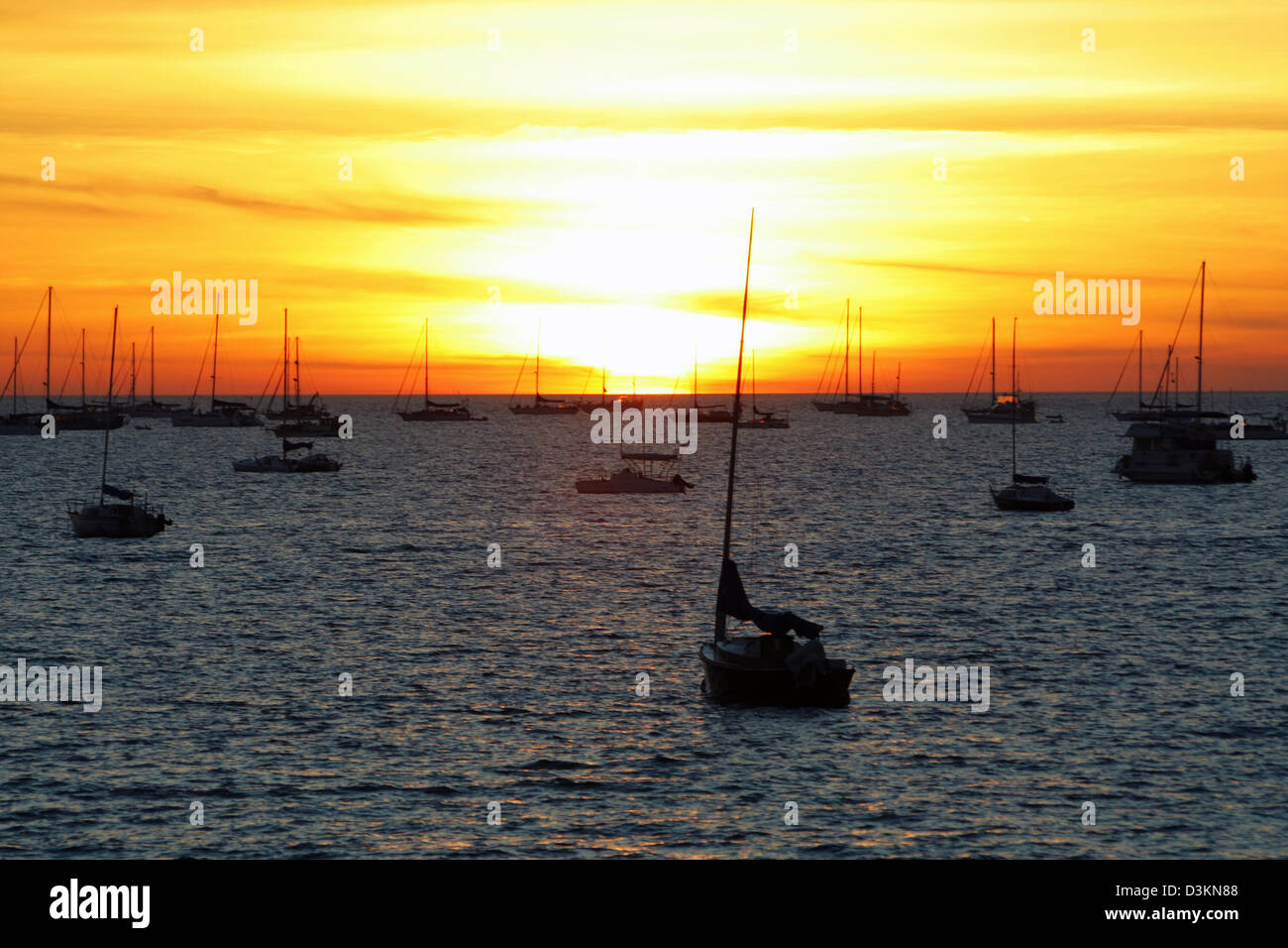 Boote bei Sonnenuntergang über Meer ausruhen. Darwin, Australien Stockfoto