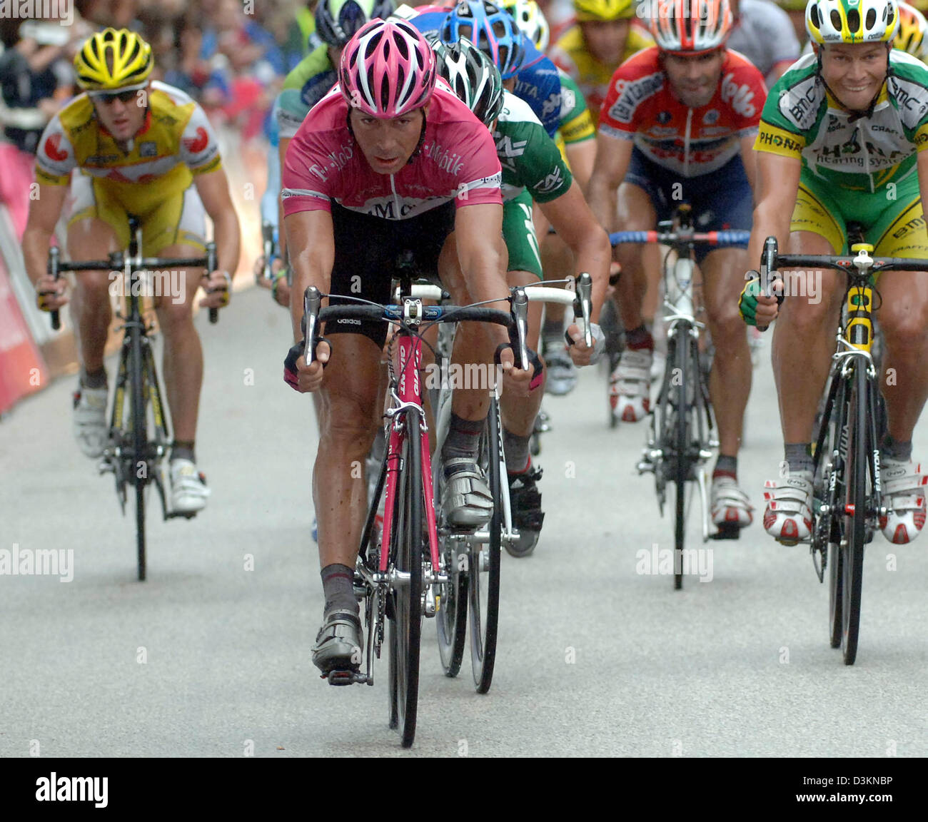 (Dpa) - Deutsche pro Fahrer Erik Zabel überquert die Ziellinie auf dem 16. Platz bei den 10. HEW Cyclassics in Hamburg, Deutschland, Sonntag, 31. Juli 2005. Zabel kündigte seine ließ von T-Mobile Team nach 13 Jahren in einer Pressekonferenz nach dem Rennen. Foto: Maurizio Gambarini Stockfoto