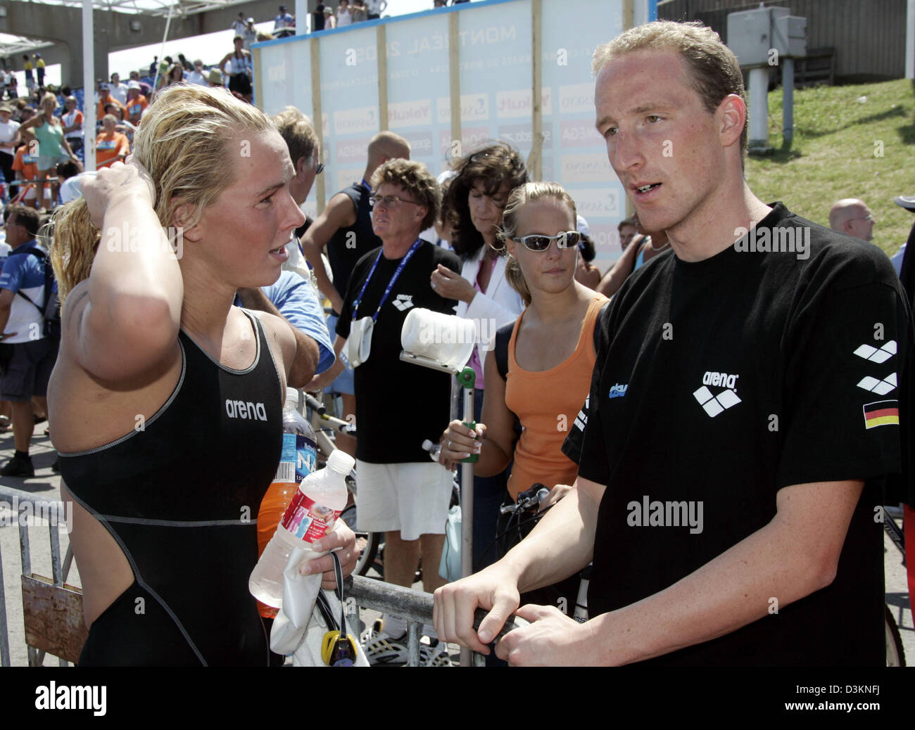 (Dpa) - deutsche Langstrecken Schwimmerin Britta Kamrau (L) spricht mit zwei Mal Medaille Inhaber Thomas Lurz nach ihrem 25 Kilometer Wettkampf bei den Swimming-Weltmeisterschaften in Montreal, Kanada, Freitag, 22. Juli 2005. Nach dem dritten Platz im Wettbewerb der Frauen 10 km kam Kamerau Runner-up in die 25 Kilometer-Wettbewerb. "Ich messed up Ziel", sagte der lo Stockfoto