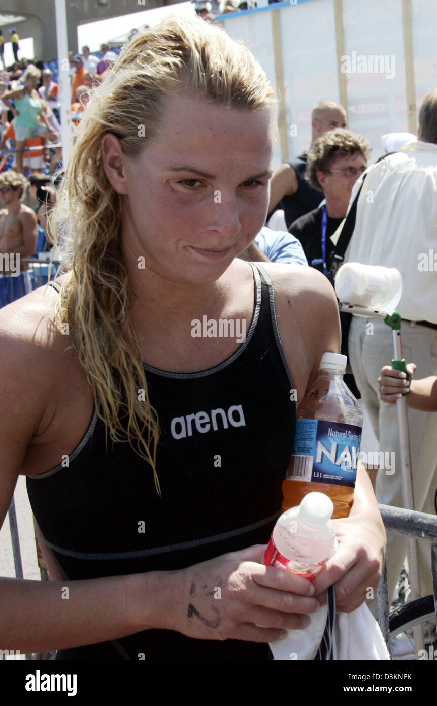 (Dpa) - deutsche lange Distanz Schwimmerin Britta Kamrau (L) nach ihrem 25 Kilometer Wettkampf bei den Swimming-Weltmeisterschaften in Montreal, Kanada, Freitag, 22. Juli 2005 abgebildet ist. Nach dem dritten Platz im Wettbewerb der Frauen 10 km kam Kamerau Runner-up in die 25 Kilometer-Wettbewerb. "Ich durcheinander das Finish", sagte der Langstrecke-Star. In den Finals Dutc Stockfoto