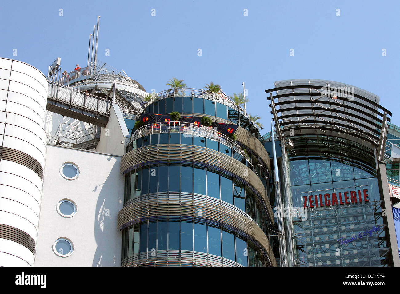 (Dpa) - das Bild vom 13. Juli 2005 zeigt die "Zeilgalerie" Shopping-Mall in Frankfurt Main, Deutschland. Foto: Heiko Wolfraum Stockfoto