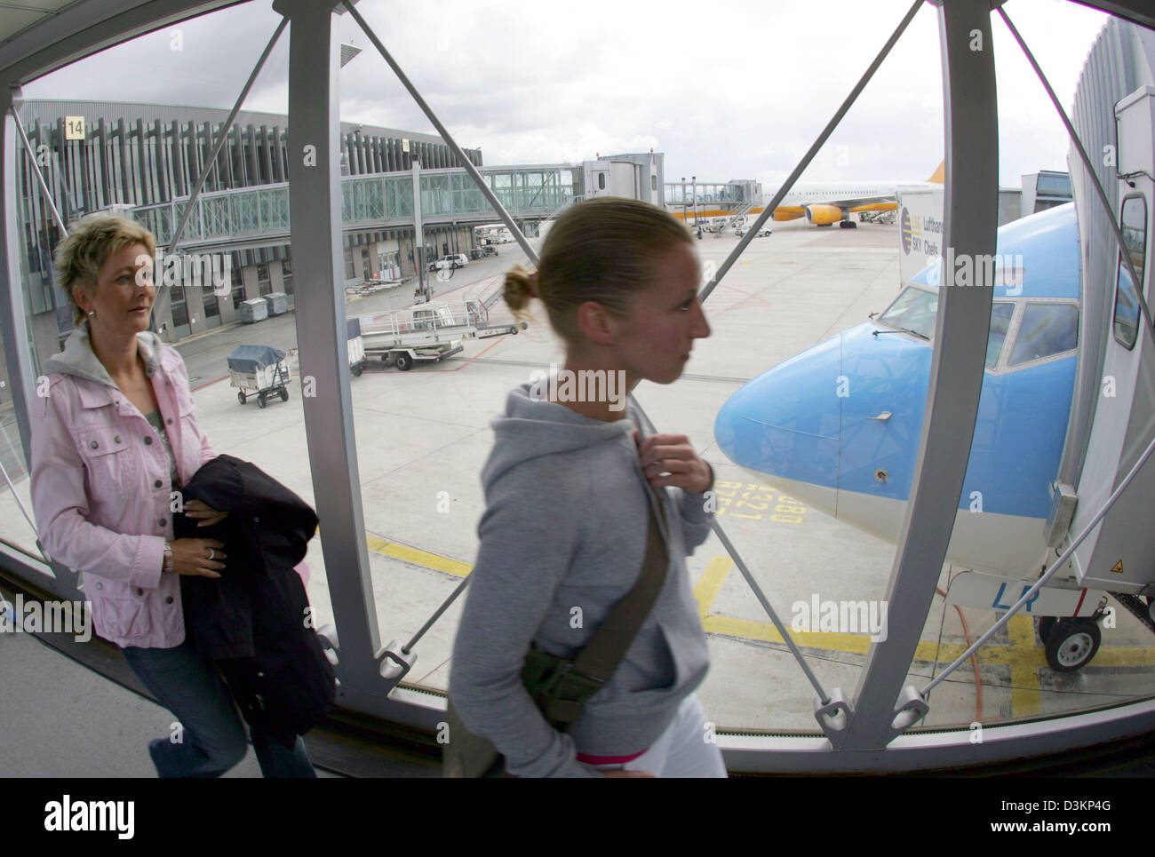 Passagiere Am Flughafen Hannover Stockfotos Und Bilder Kaufen Alamy