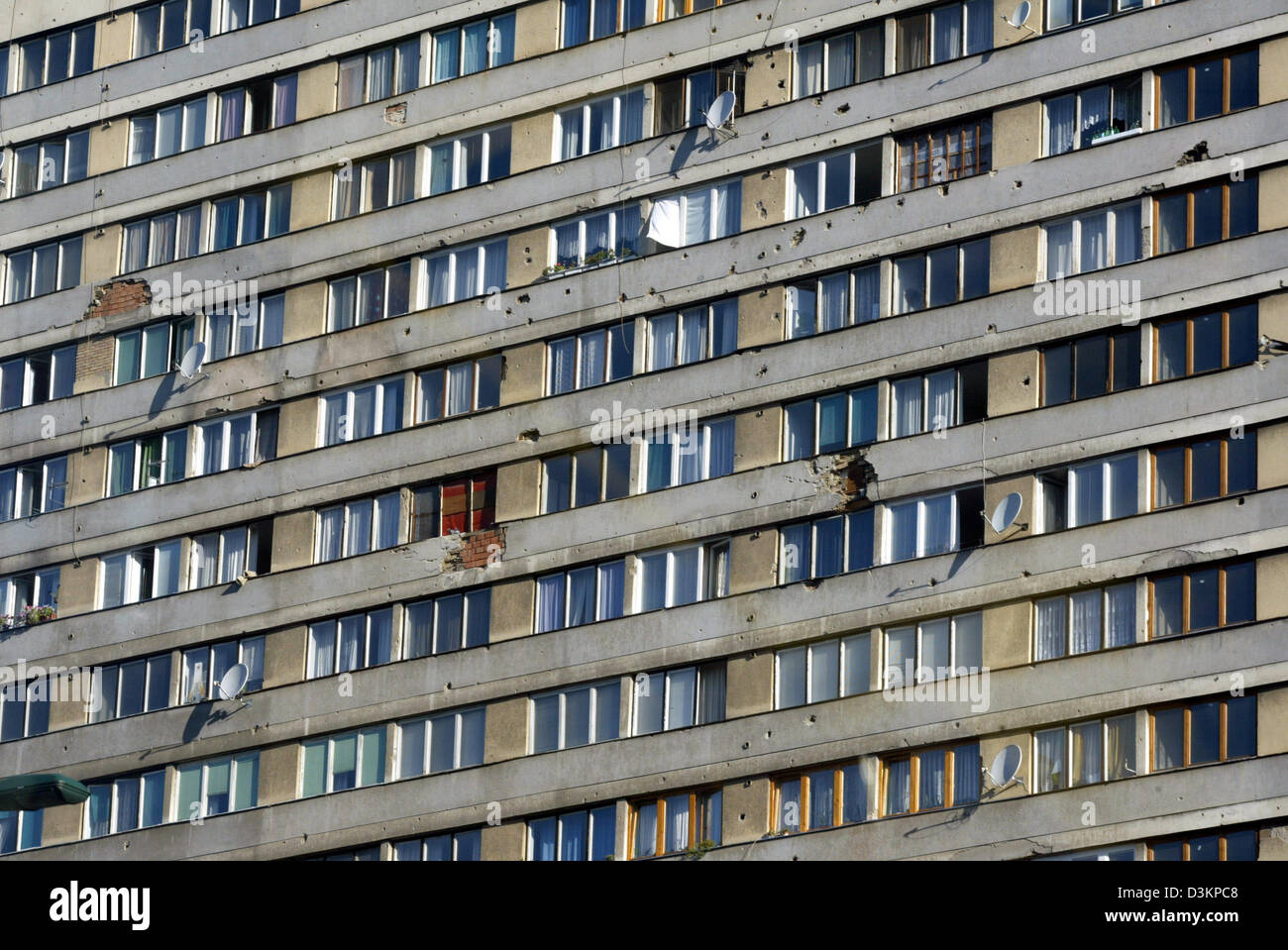 (Dpa) - zeigt das Bild ein Mehrfamilienhauses in Sarajevo, Bosnien und Herzegowina, 2. September 2004. Die Fassade zeigt noch Spuren des Krieges Balcan in den 1990er Jahren. Foto: Matthias Schrader Stockfoto