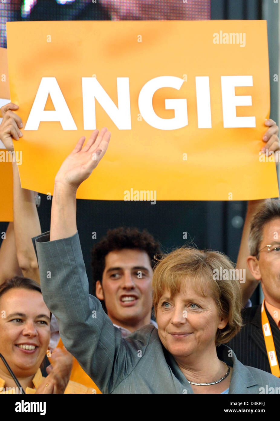 (Dpa) - Angela Merkel, Vorsitzende der Christlich Demokratischen Union (CDU) und Top-Kandidat für die Kanzlerschaft, Wellen und Lächeln während der Kampagne Rallye der CDU in Köln, 10. August 2005. Die CDU versucht, Revers den negativen Trend in den Meinungsumfragen mit einer aggressiven Haltung gegen die Sozialdemokratische Partei (SPD), der grünen Partei und gegen Deutsch-Ch Stockfoto