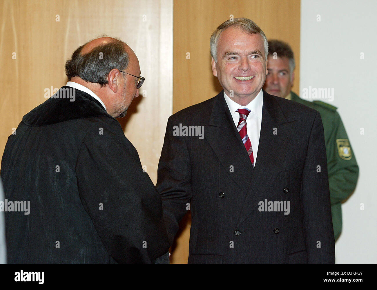 Vorsitzender Richter Maximilian Hofmeister (L) schüttelt Hände mit ehemaligen junior Verteidigungsminister Ludwig-Holger Pfahls nach der Urteilsverkündung in das Landgericht in Augsburg, Deutschland, Freitag, 12. August 2005. Der 62-jährige Angeklagte Pfahl mit Steuerbetrug und persönliche Rechnung war gewinnen und wurde zu 2 Jahren und 3 Monaten verurteilt. In einem umfassenden Geständnis hat Pfahl admitt Stockfoto