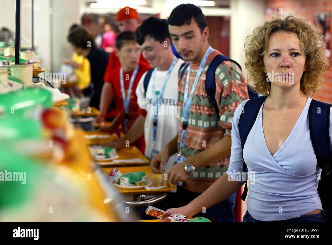 (Dpa) - Pilger aus Ungarn sammeln ihr Frühstück aus einem umgebauten Schule Cantine an einer Gesamtschule in Bonn, Deutschland, Dienstag, 16. August 2005. Mehrere hundert Pilger beherbergen im Schulgebäude, verbringen ihre Nächte in den Klassenzimmern und in der Turnhalle. Der 20. Weltjugendtag läuft vom 16. August bis 21. August 2005 in Köln. Stockfoto