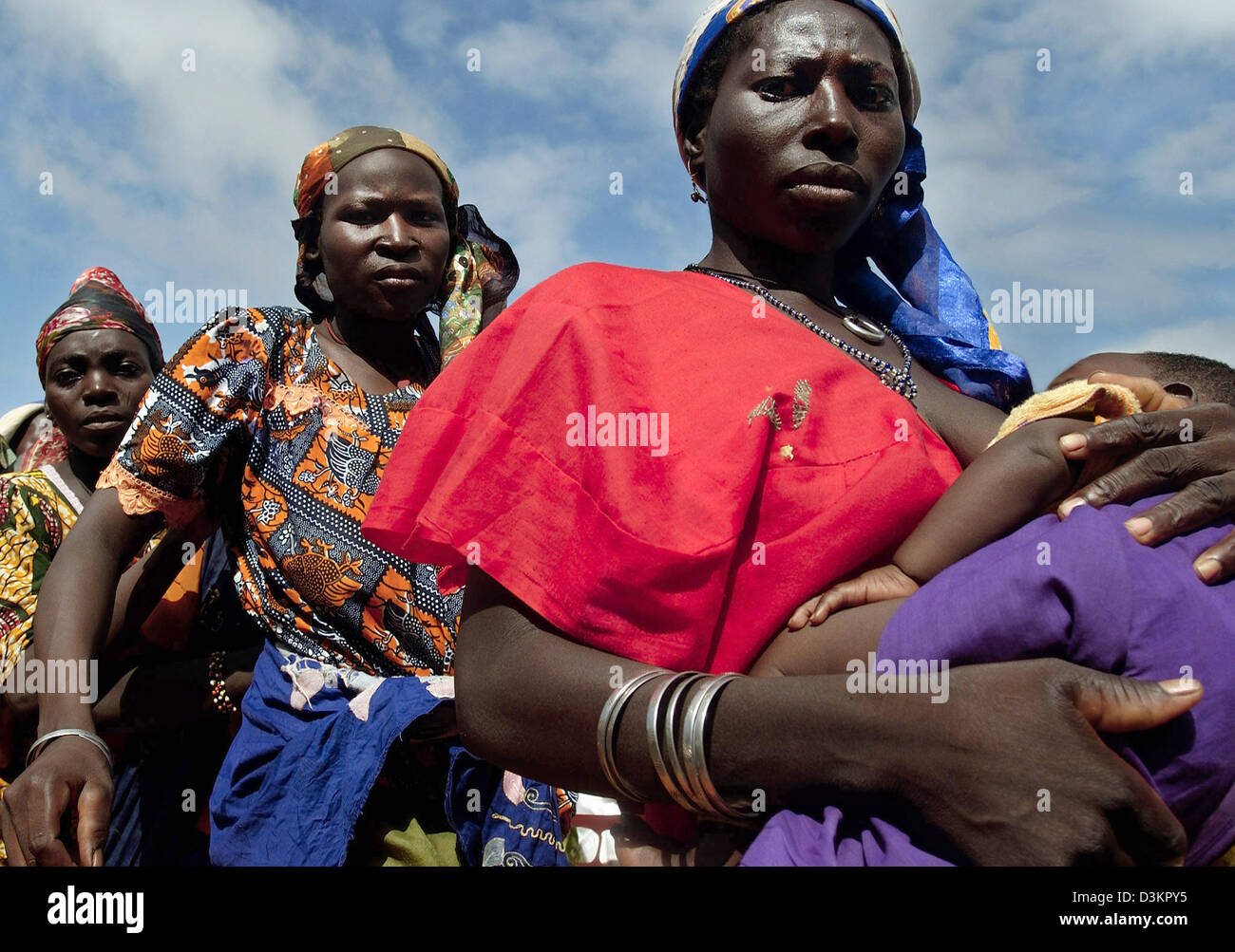 (Dpa) - Frauen mit ihren hungrigen Kindern warten vor dem Haupteingang des therapeutischen Ernährungszentrum der humanitären Organisation "Médecins sans Frontières" (Ärzte ohne Grenzen) in Maradi, Niger, 15. August 2005. Hunger ist ein Dauerproblem in Mali, Mauretanien, Niger und Burkina Faso und wurde durch eine Heuschreckenplage letztes Jahr gefolgt von Dürre verschärft. Th Stockfoto