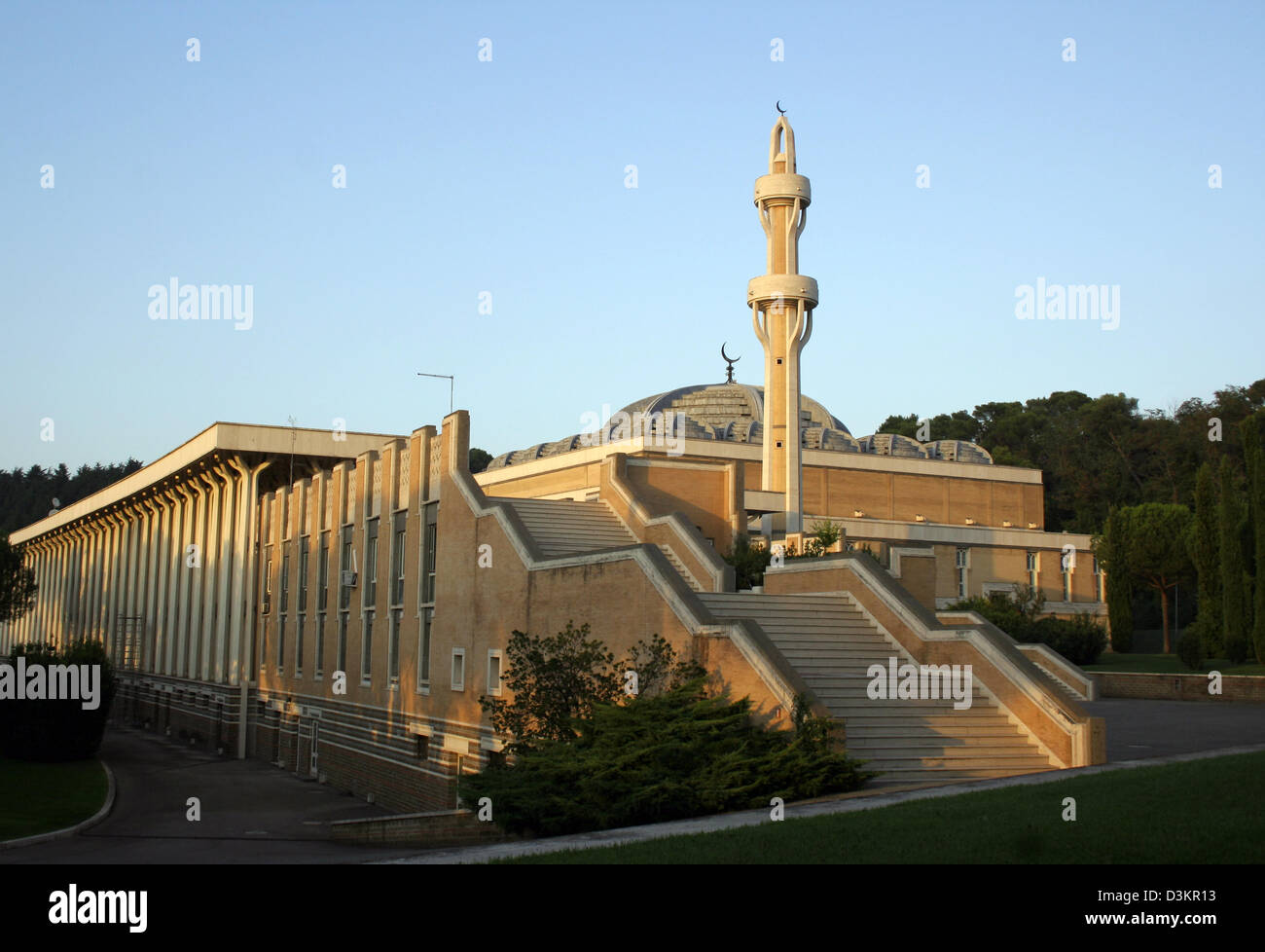 (Dpa) - ein Blick Richtung das Minarett der Europas größte Moschee in Rom, Italien, 12. August 2005. Die Moschee, die von dem italienischen Architekten Paolo Portoghesi anf finanziert durch Sponsoren aus Saudi Arabien gebaut wurde, bietet Platz für 2.000 Personen. Foto: Lars Halbauer Stockfoto