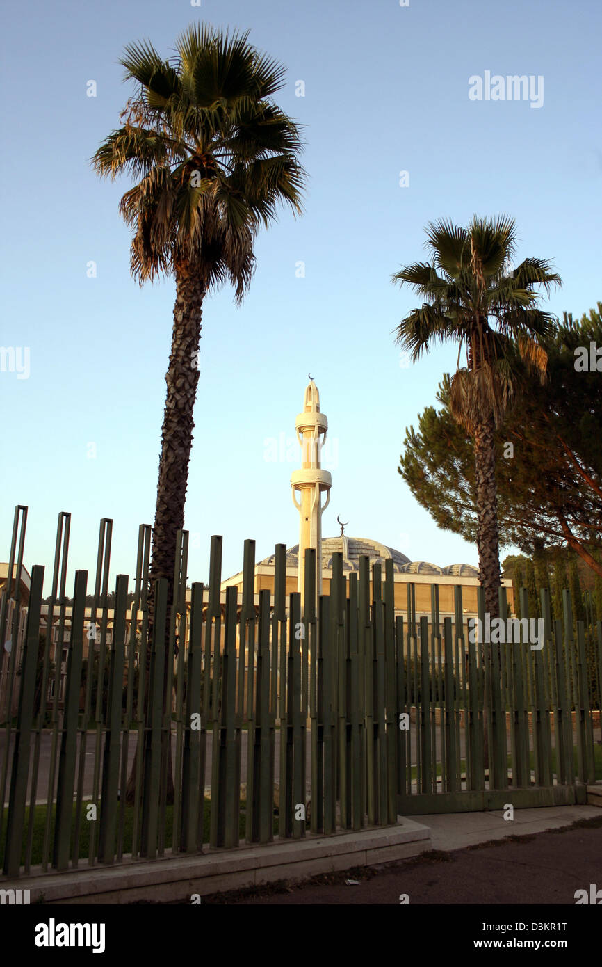 (Dpa) - ein Blick Richtung das Minarett der Europas größte Moschee in Rom, Italien, 12. August 2005. Die Moschee, die von dem italienischen Architekten Paolo Portoghesi anf finanziert durch Sponsoren aus Saudi Arabien gebaut wurde, bietet Platz für 2.000 Personen. Foto: Lars Halbauer Stockfoto