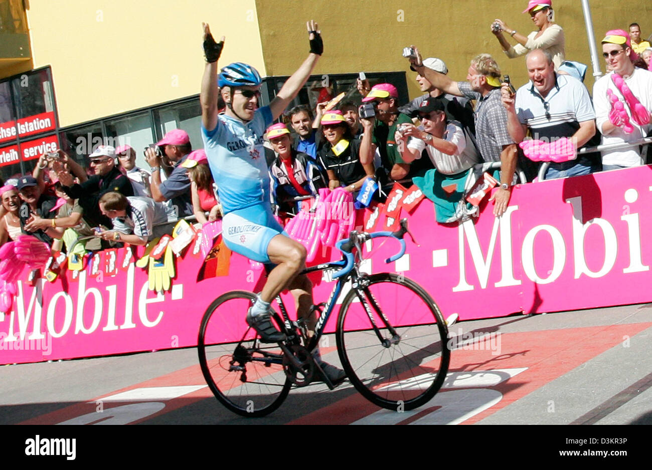 U.S.-amerikanischen Radfahren pro Levi Leipheimer des Team Gerolsteiner Jubel nach dem Gewinn der vierten Etappe der Deutschland-Tour-Radrundfahrt am Rettenbachferner Gletscher in der Nähe von Sölden, Österreich, Donnerstag, 18. August 2005. Die vierte Stufe umfasst eine Strecke von 171,6 km von Kufstein zum Rettenbachferner Gletscher in der Nähe von Sölden in Österreich. Leipheimer, 6. Tour de France 2005, schlagen seine Au Stockfoto