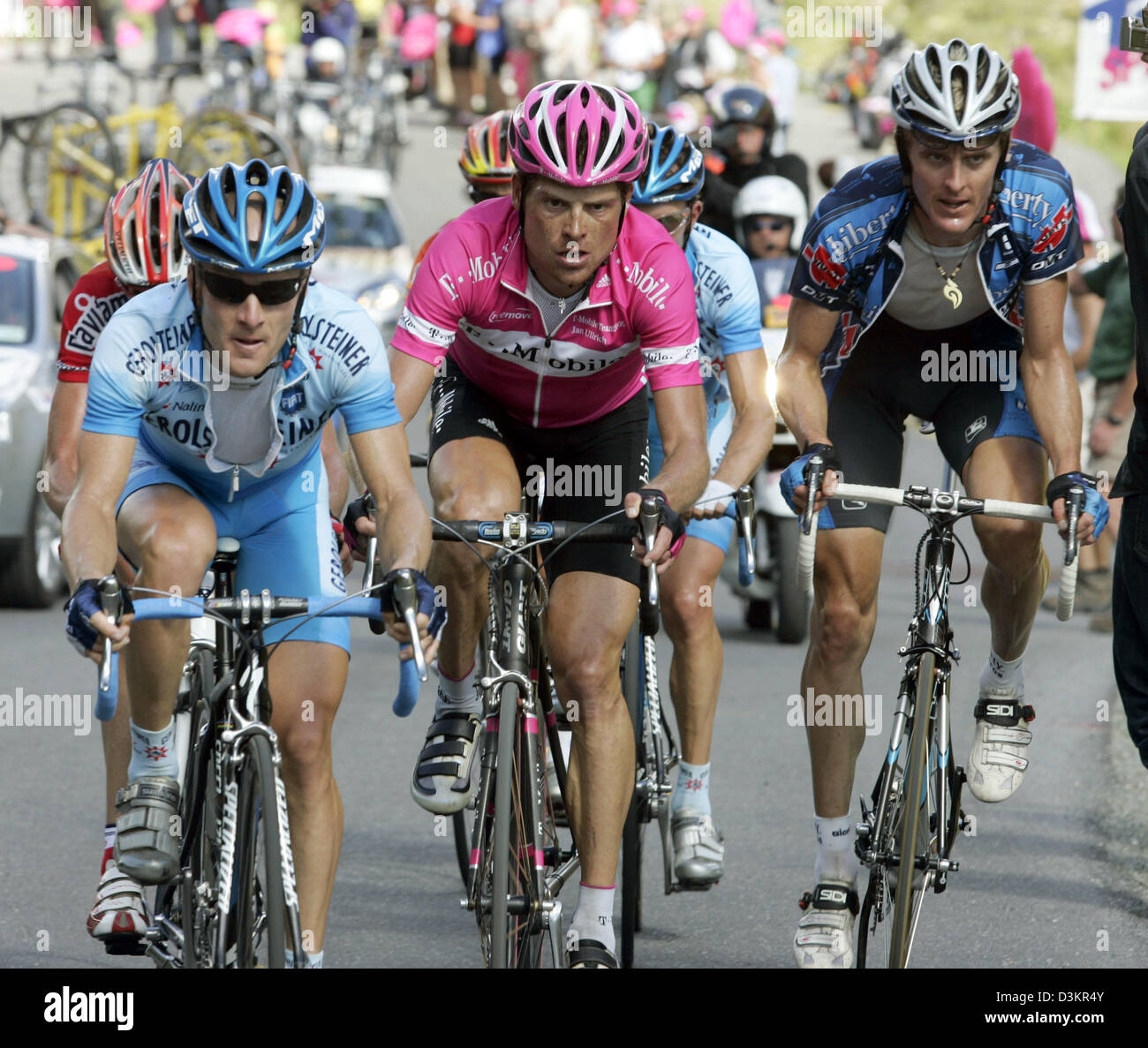 US amerikanische deutsche Radfahrer Levi Leipheimer (R) des Team Gerolsteiner, deutscher Radfahrer Jan Ullrich von der T-Mobile Team und deutschen Jörg Jaksche des Kopfes in Richtung 2.670 m hohen Rettenbachferner Gletscher in der Nähe von Sölden, Österreich, das Ziel der vierten Etappe der Deutschlandtour über 171,6 Wuerth-Team Liberty Seguros. Kilometer durch Österreich von Kufstein bis Sölden auf T Stockfoto