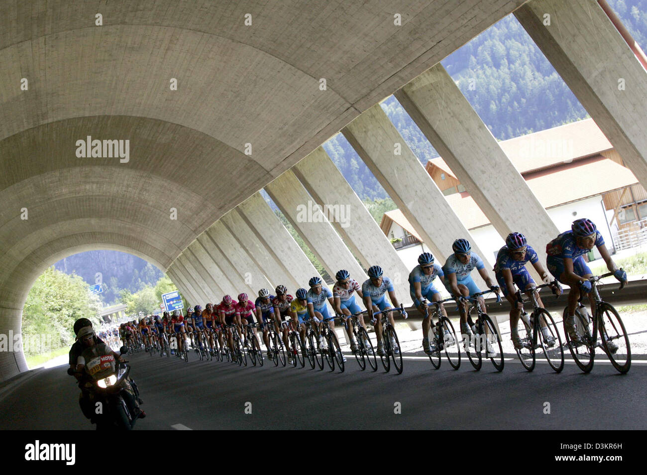 (Dpa) - Radfahrer fahren durch einen Tunnel während der 5. Etappe der Deutschland-Tour-Radrundfahrt in der Nähe von Sölden, Deutschland, Freitag, 19. August 2005. Die 5. Etappe umfasst eine Strecke von 219,2 Kilometer von der Stadt von Sölden nach Friedrichshafen. Der Deutschland-Tour umfasst in neun Etappen eine Strecke von 1.530 Kilometer von der Stadt Altenburg nach Bonn. Stockfoto