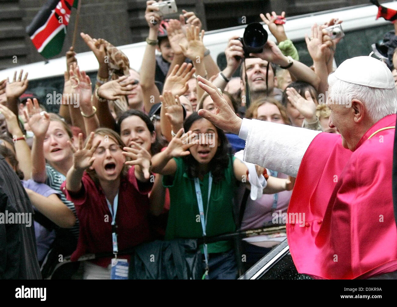 (Dpa) - "Wellenlinien" Pope Benedict XVI (R) dem Publikum nach seiner Ankunft im Kloster Pantaleon in Köln 19. August 2005. Papst Benedikt kam in seiner deutschen Heimat am Donnerstag 18. August, während die erste Auslandsreise seines Pontifikats, Besuch des 20. Weltjugendtages die besucht wird von Hunderttausenden jungen Katholiken. Stockfoto