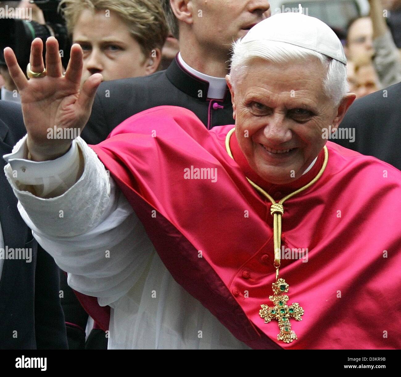 (Dpa) - Papst Benedict XVI lächelt und winkt dem Publikum nach seiner Ankunft im Kloster Pantaleon in Köln 19. August 2005. Papst Benedikt kam in seiner deutschen Heimat am Donnerstag 18. August, während die erste Auslandsreise seines Pontifikats, Besuch des 20. Weltjugendtages, die von Hunderttausenden jungen Katholiken besucht wird. Stockfoto