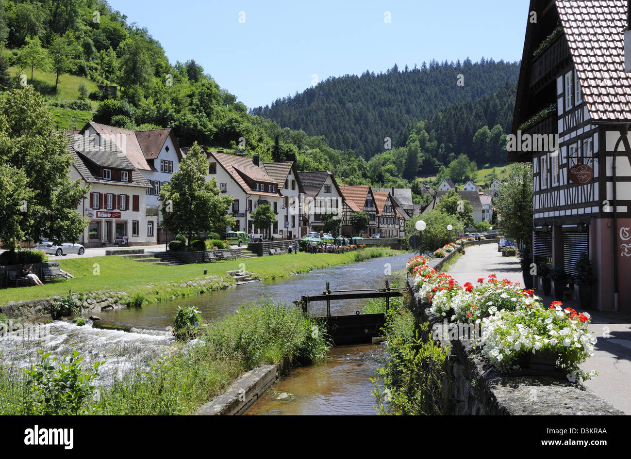 Suchen Sie den Fluss hinauf, Schiltach, Schiltach, Schwarzwald, Deutschland. Stockfoto