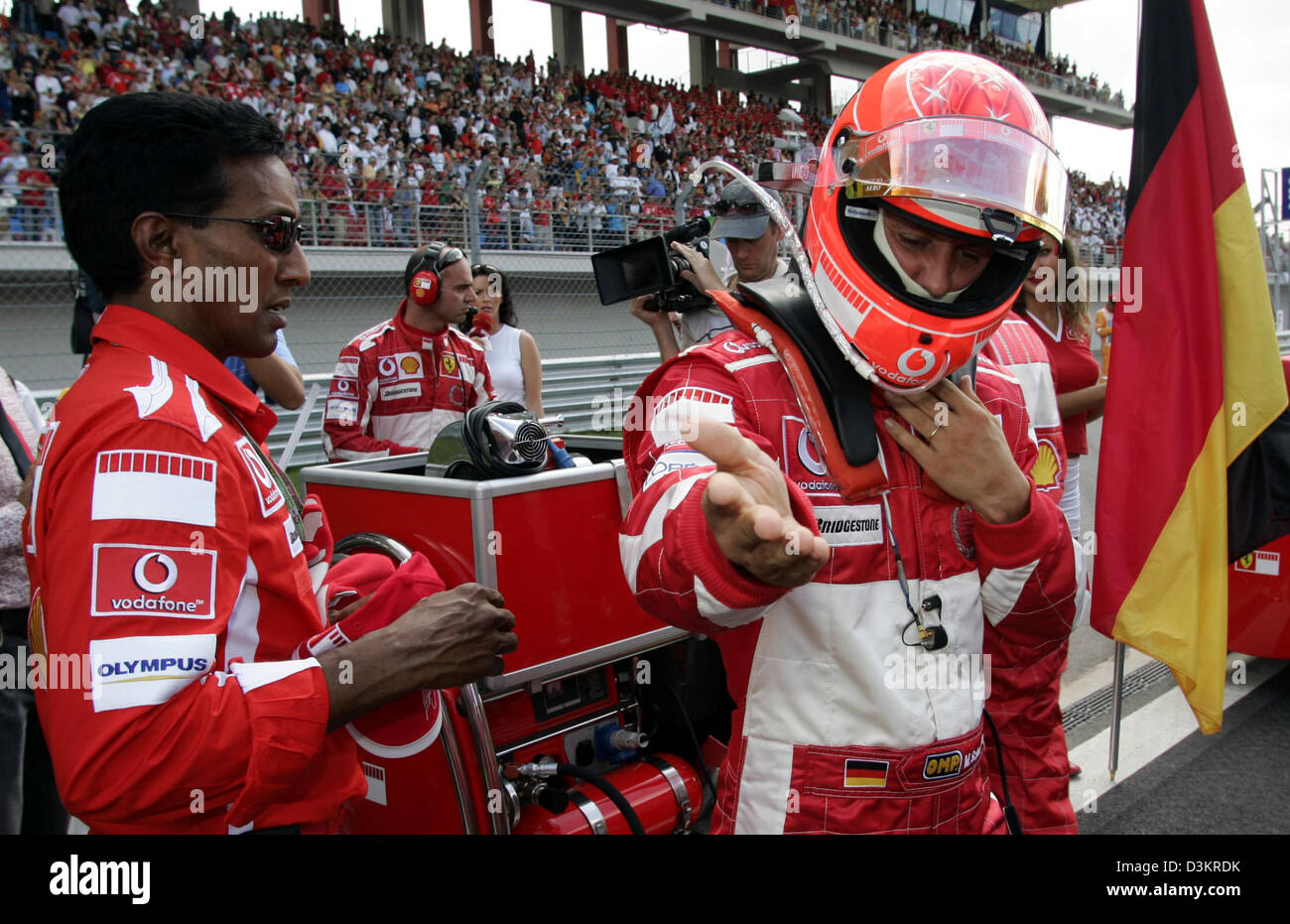 (Dpa) - deutsche Formel1 Rennfahrer Michael Schumacher Ferrari ist im Bild auf das Gitter des türkischen Formel Eins Grand Prix in Istanbul Park; Türkei, auf Sonntag, 21. August 2005. Foto: Roland Weihrauch Stockfoto