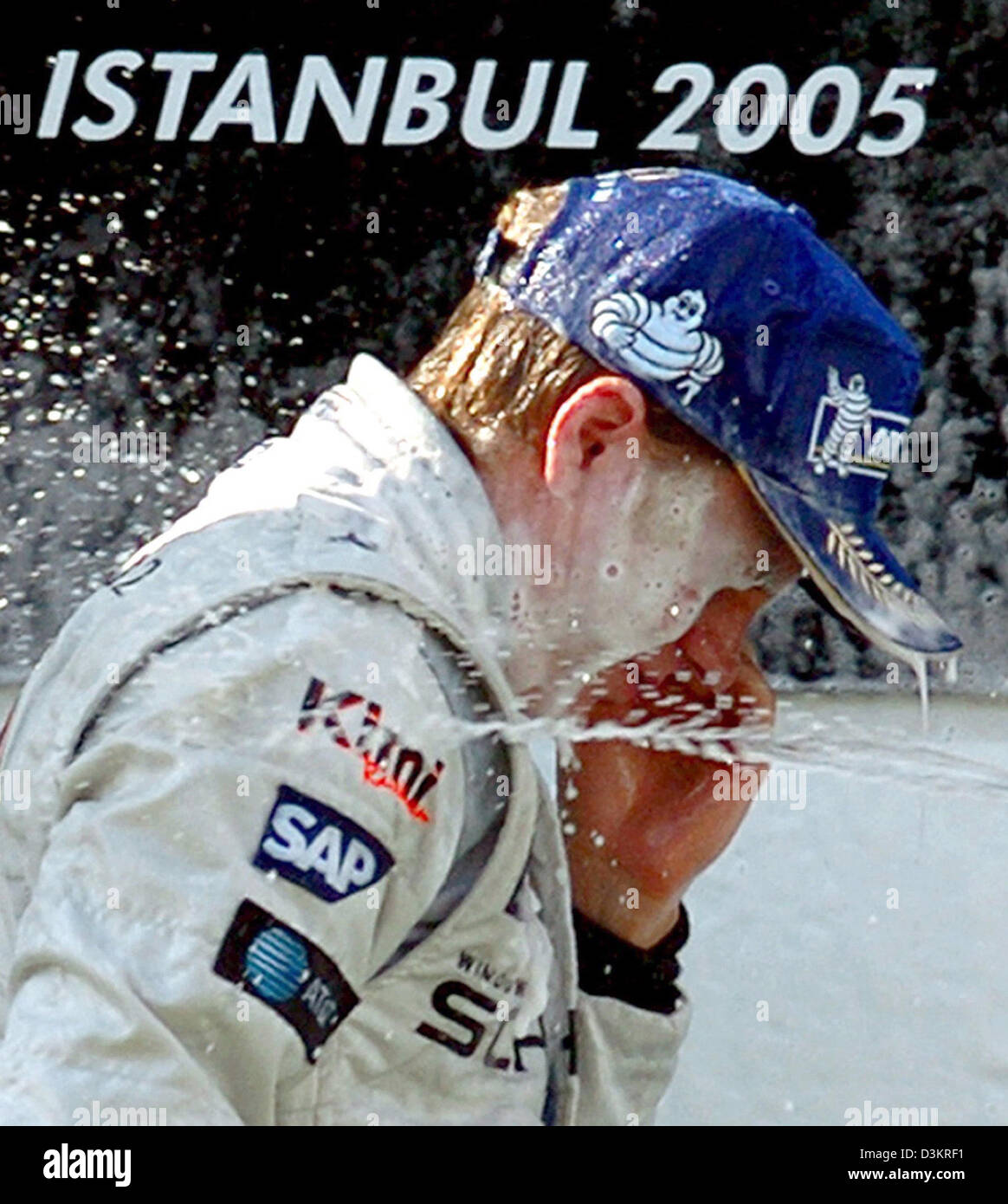 (Dpa) - finnischen Formel-1-Fahrer Kimi Räikkönen von McLaren-Mercedes feiert seinen Sieg auf dem Podium in der türkischen Formel Eins Grand Prix in Istanbul Park, Sonntag, 21. August 2005. Foto: GEORGI LICOVSKI Stockfoto