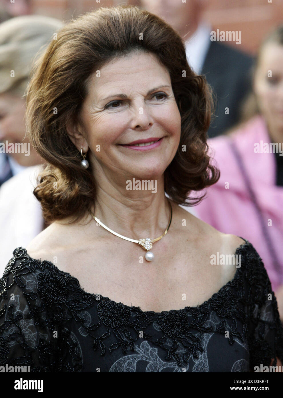 (Dpa) - das Bild zeigt Königin Sylvia von Schweden an der Dragon Weltmeisterschaft 2005 in der Nähe von Neustadt, Deutschland, Sonntag, 21. August 2005. Anlässlich ihrer Meisterschaft 60 Segelschiffe der Drachen-Klasse nahmen an einer Benefiz-Regatta für die World Childhood Foundation, die von Königin Sylvia von Schweden gegründet wurde. Foto: Ulrich Perrey Stockfoto