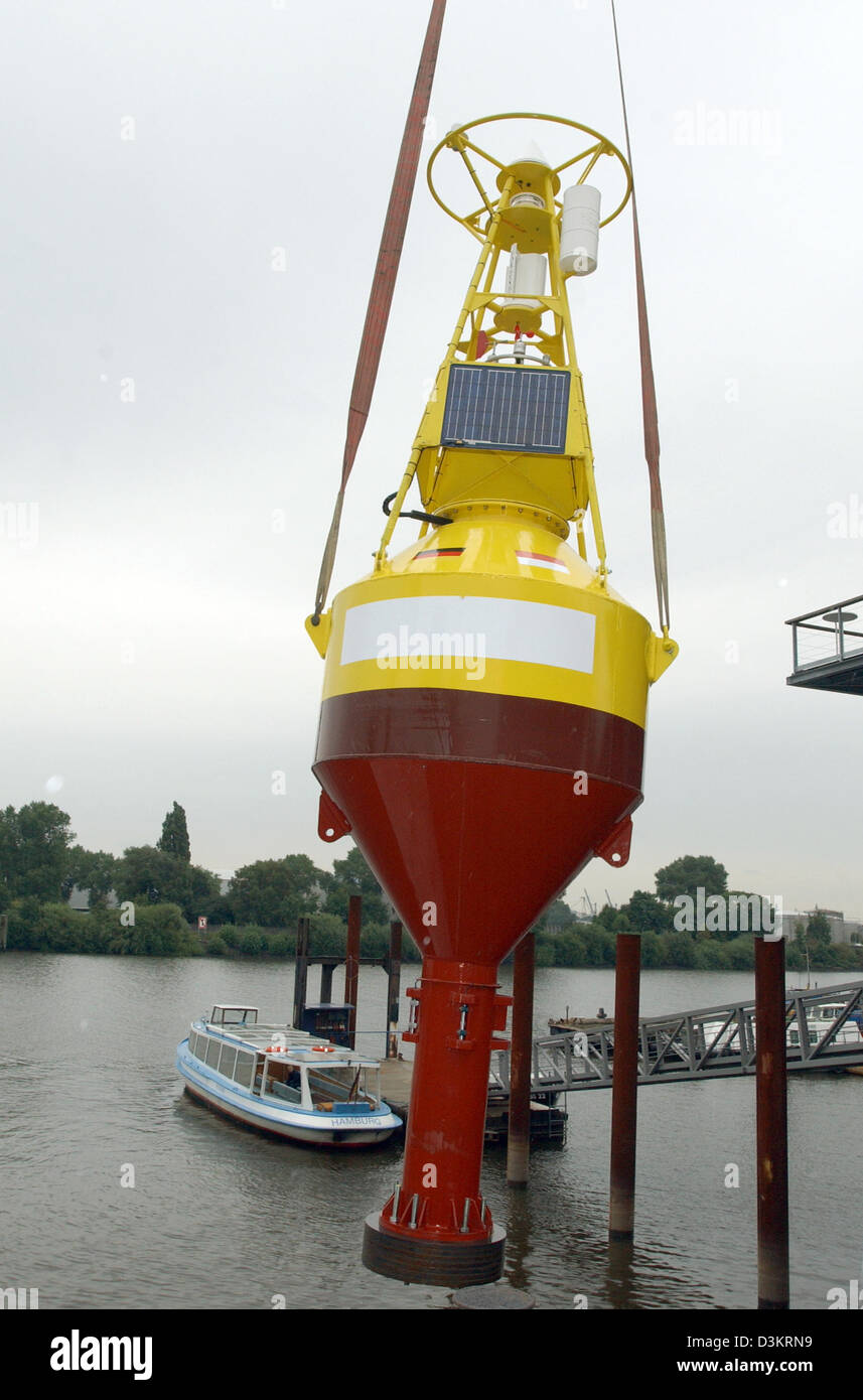 (Dpa) - eine Tsunami Frühwarnsystem Boje hängt von einem Kranhaken in der Behrens-Werft in Hamburg, Deutschland, Donnerstag, 25. August 2005. Wissenschaftler des nationalen Forschungszentrums GeoForschungsZentrum in Potsdam präsentiert ein Tsunami-Frühwarnsystem in Deutschland entwickelt. Ab 2008 das Frühwarnsystem bieten die Regionen am Indischen Ozean in Gefahr mit besseren Schutz gegen Stockfoto