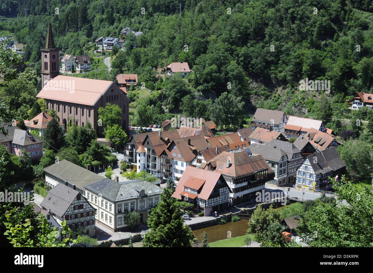 Blick hinunter auf die Stadt Schiltach, Schwarzwald, Deutschland. Stockfoto