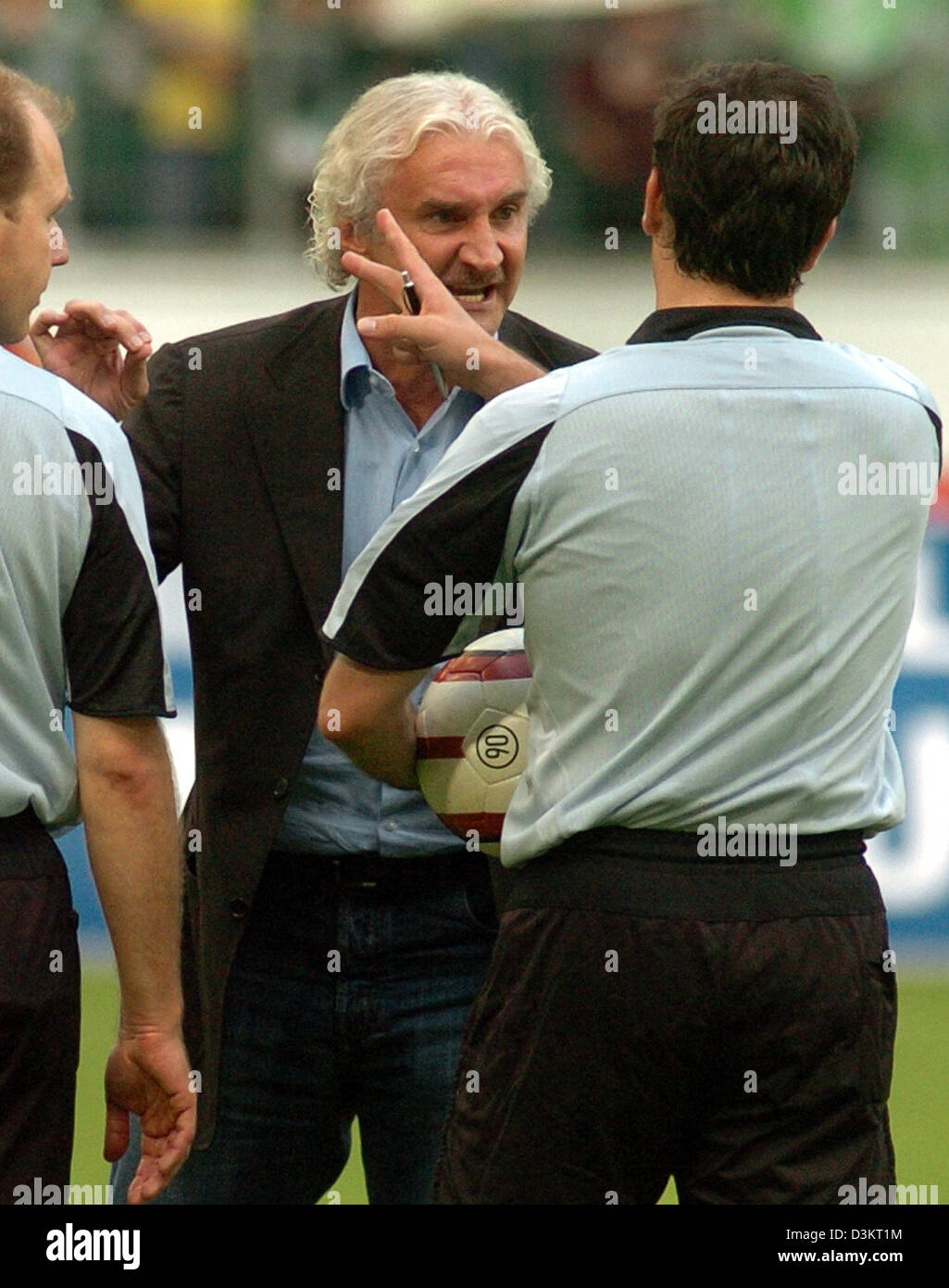 Leverkusen-Sportdirektor Rudi Voeller (C) streitet mit Schiedsrichter Peter Sippel (R) über seine Entscheidung auszusetzen, dass zwei Spieler von Leverkusen in der Bundesliga VfL Wolfsburg Vs Bayer Leverkusen im Stadion Volkswagen in Wolfsburg, Deutschland, 17. August 2005 übereinstimmen. Foto: Wolfgang Weihs Stockfoto