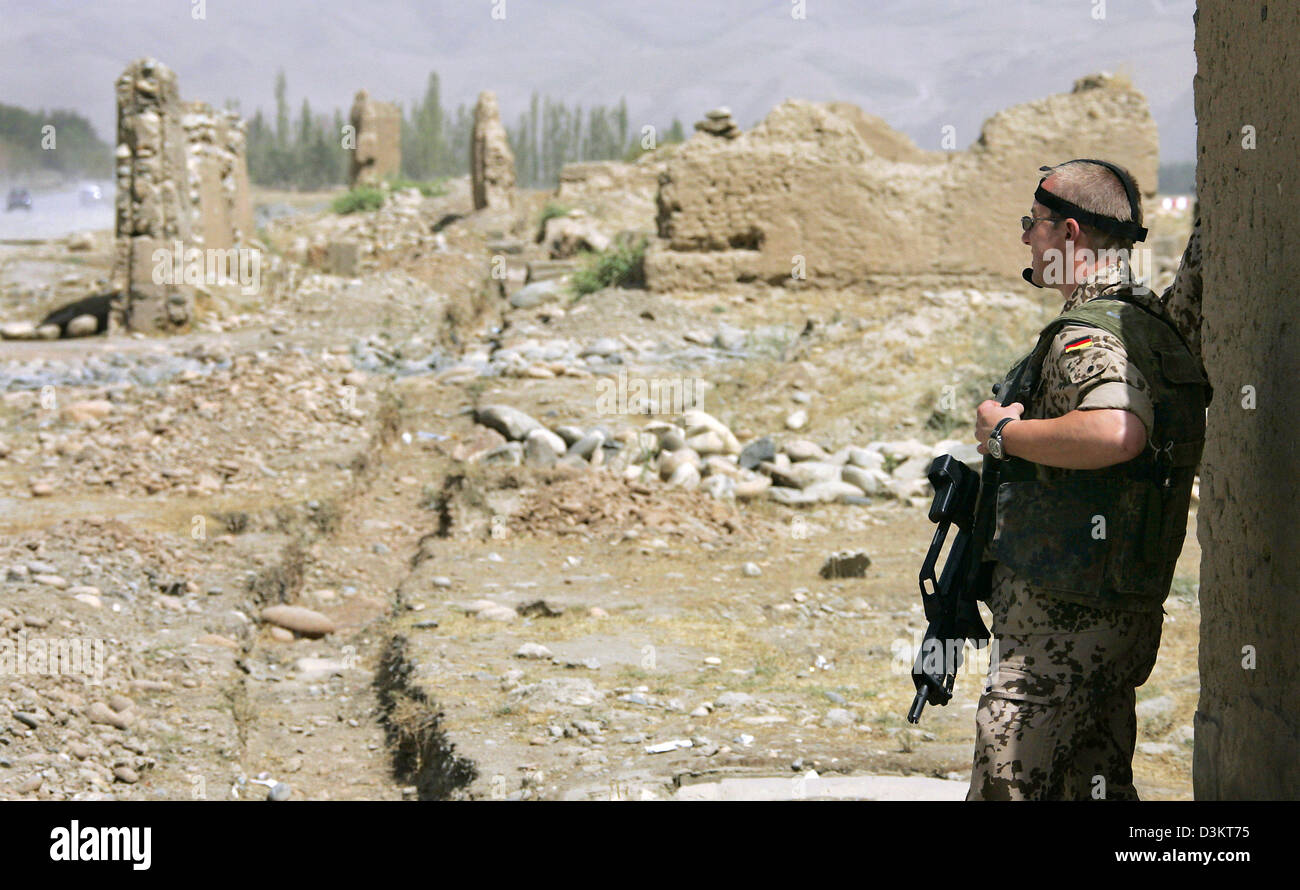 (Dpa) - ein deutscher Soldat sichert den Flughafen am Standort Deutsch International Security Assistance Force (ISAF) in Feisabad, Afghanistan, 29. August 2005. Foto: Michael Hanschke Stockfoto