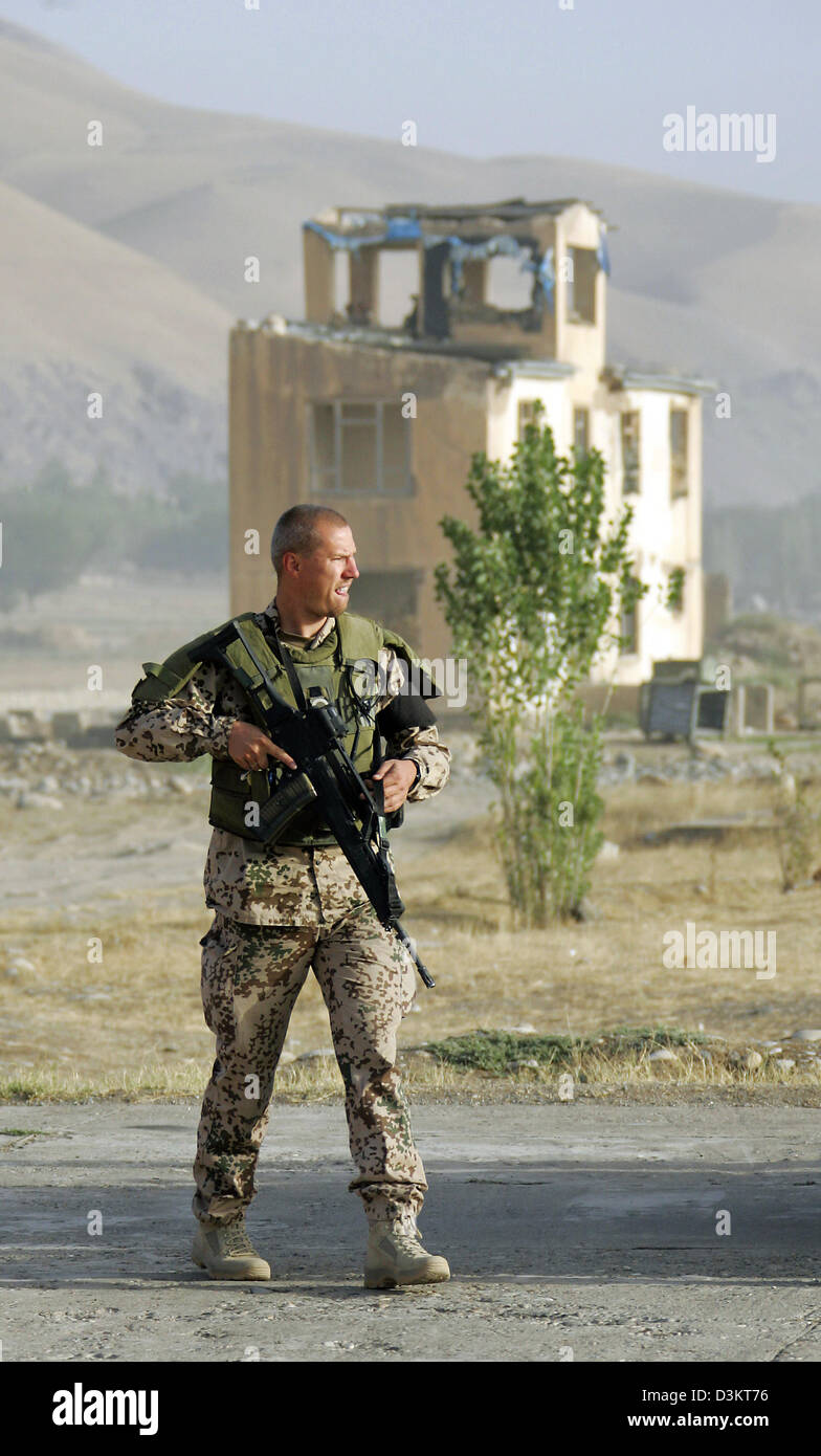 (Dpa) - ein deutscher Soldat sichert den Flughafen am Standort Deutsch International Security Assistance Force (ISAF) in Feisabad, Afghanistan, 29. August 2005. Foto: Michael Hanschke Stockfoto