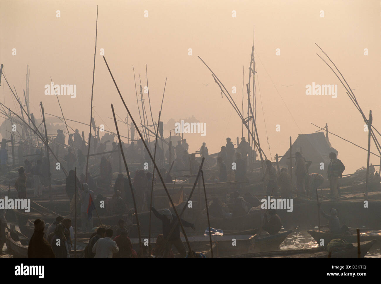 Boote warten im Morgennebel, Pilger zu nehmen, um die Sangam, Maha Kumbh Mela 2001, Allahabad, Uttar Pradesh, Indien Stockfoto