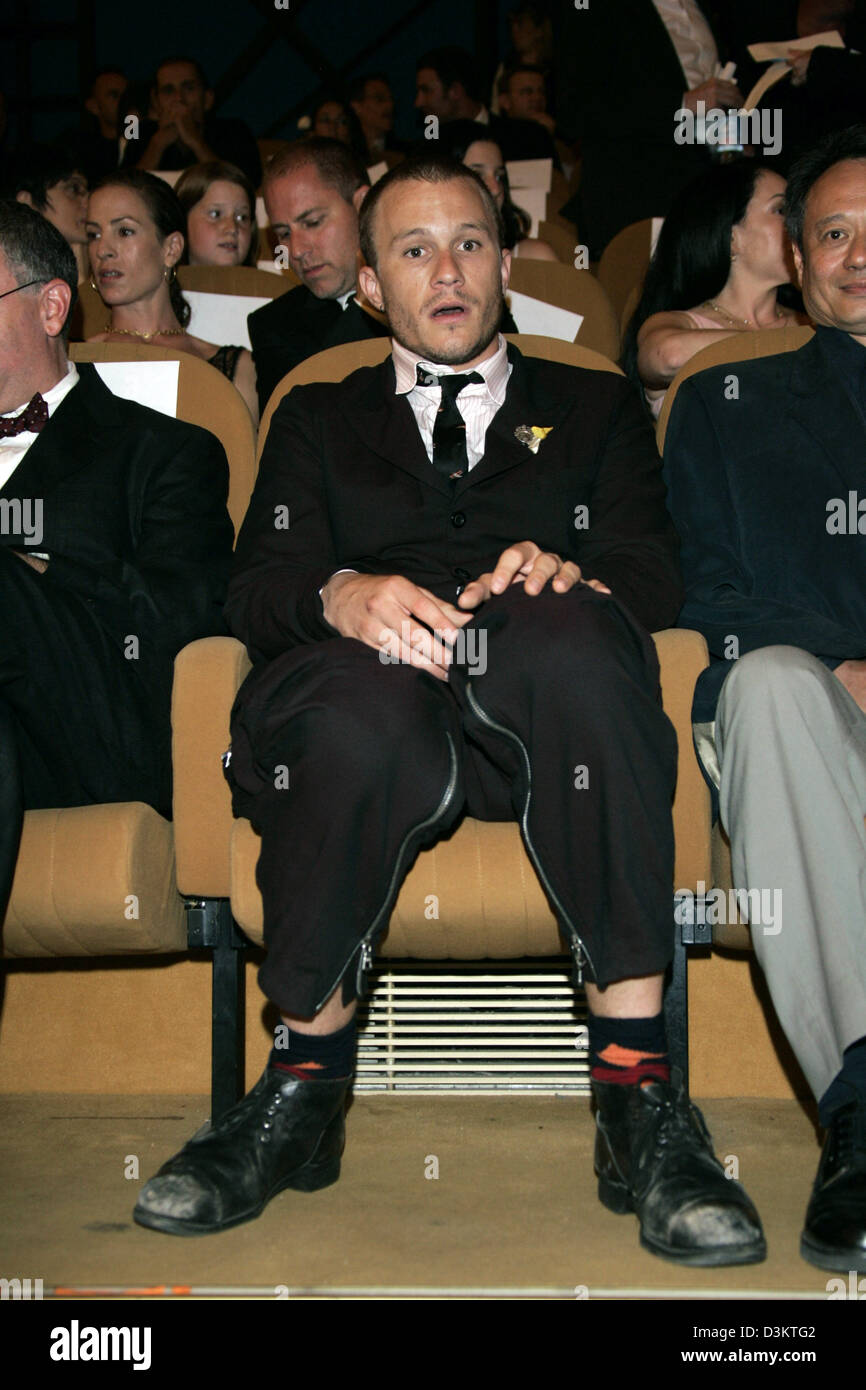 (Dpa) - Schauspieler Heath Ledger setzt sich an seinen Platz vor der Premiere seines neuesten Films "Brokeback Mountain" bei den internationalen Filmfestspielen in Venedig, Italien, 2. September 2005. Foto: Hubert Boesl Stockfoto