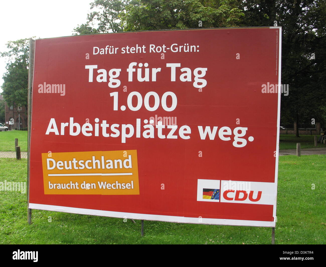 (Dpa) - Wahlplakat der Demokratischen Partei (CDU) liest "rot (SPD) und grünen stehen für: Tag für Tag 1.000 Arbeitsplätze gehen verloren. Deutschland braucht Veränderung ", vor den allgemeinen Wahlen zum Deutschen Bundestag Parlament am 18. September 2005, abgebildet im Bundesstaat Nord Rhein Westfalen, Deutschland am 25. August 2005. Foto: Wolfgang Moucha Stockfoto