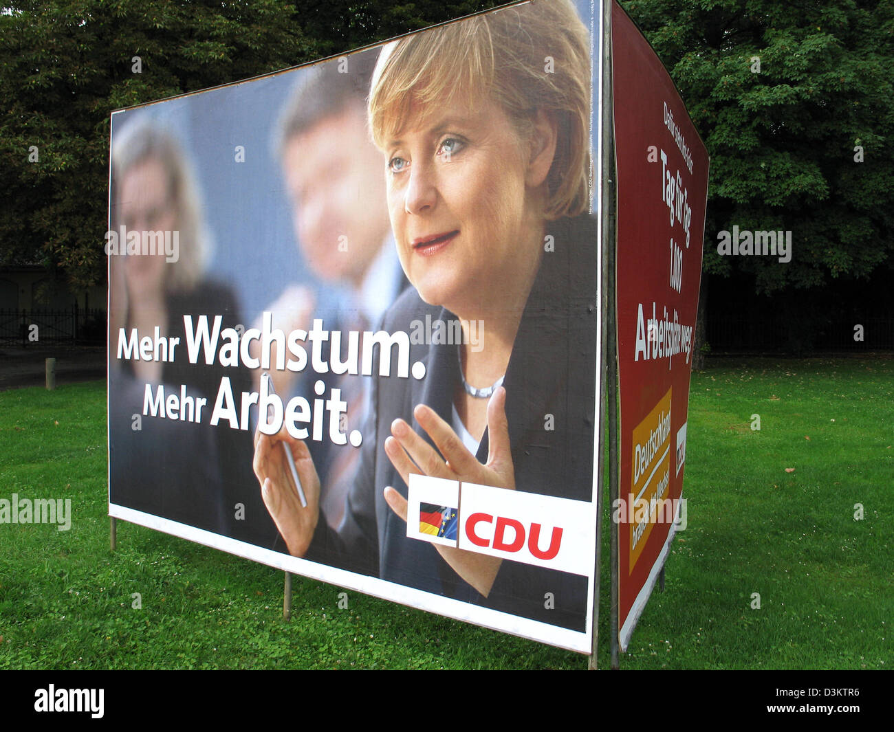 (Dpa) - Angela Merkel, Vorsitzende der christlich-demokratischen Partei (CDU) und ihre Partei Top-Kandidat für die Kanzlerschaft in Deutschland ist auf einem Wahlplakat der CDU, die lautet "mehr Wachstum, mehr Arbeitsplätze" featured, vor den allgemeinen Wahlen zum Deutschen Bundestag Parlament am 18. September 2005, abgebildet im Bundesstaat Nord Rhein Westfalen, Deutschland am 23 August 2 Stockfoto