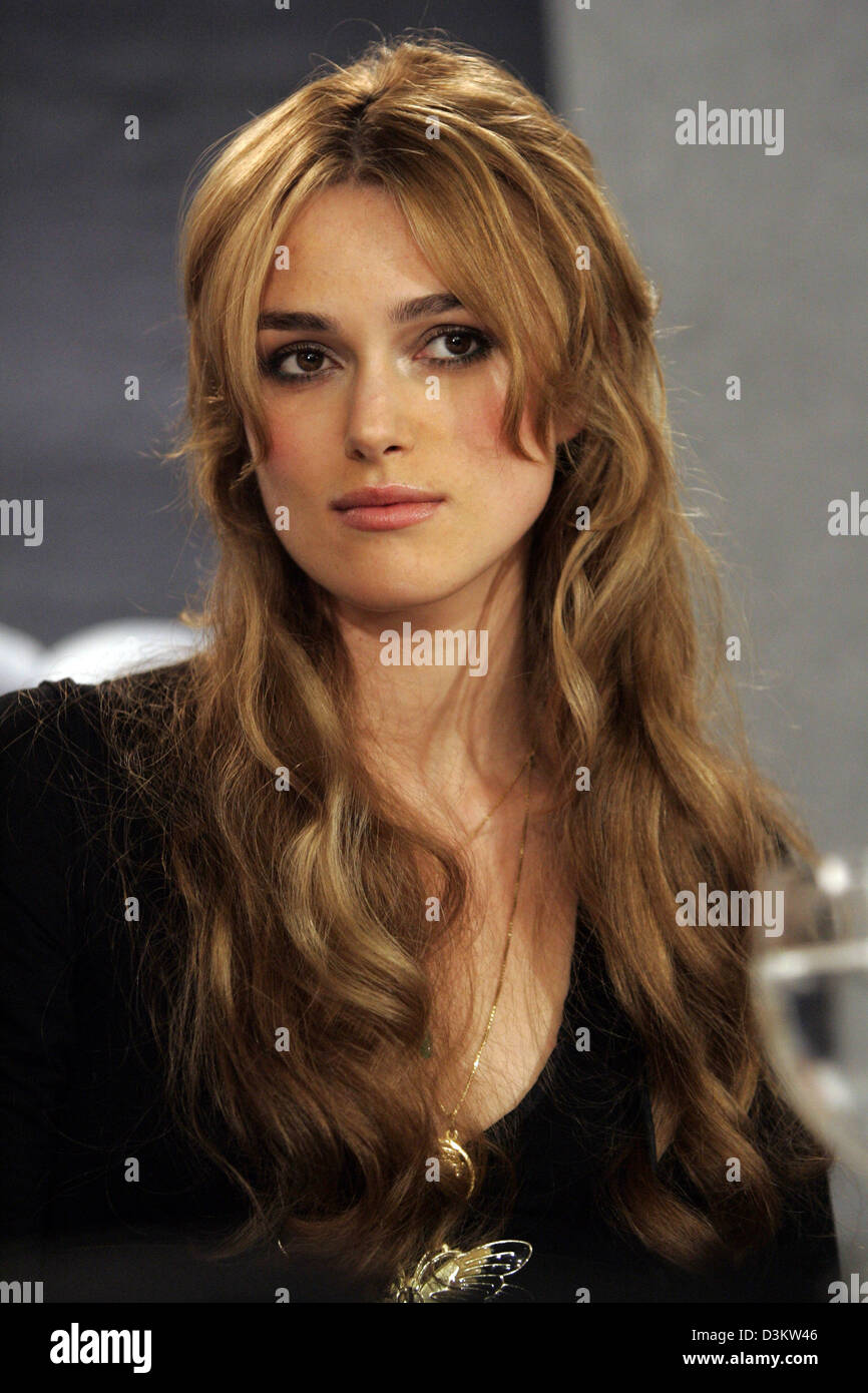 (Dpa) - britische Schauspielerin Keira ritterlichen an die "Pride and Prejudice" Film Weltpremiere auf dem 30. Toronto International Film Festival in Toronto, Kanada, Sonntag, 11. September 2005 kommt. Foto: Hubert Boesl Stockfoto