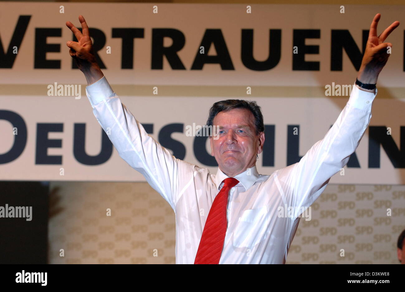 (Dpa) - deutsche Bundeskanzler Gerhard Schröder (SPD) schlägt eine Pose während einer Kampagne Wahlveranstaltung in Hamburg, Deutschland, 14. September 2005. In den Rücken, die Party-Motto "Aber in Deutschland" (Trust in Deutschland) abgebildet ist. Am Sonntag, 18. September 2005 wird Deutschlands allgemeine Wahlen stattfinden. Foto: Kay Nietfeld Stockfoto