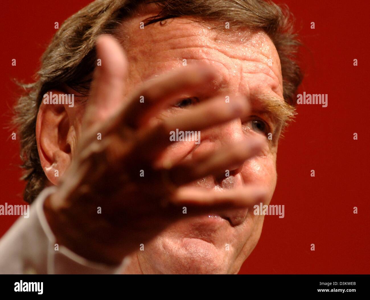 (Dpa) - die deutschen Bundeskanzler Gerhard Schröder (SPD) hält eine Rede unter dem Motto "Aber in Deutschland" (Trust in Deutschland) während einer Kampagne Wahlveranstaltung in Hamburg, Deutschland, 14. September 2005. Am Sonntag, 18. September 2005 wird Deutschlands allgemeine Wahlen stattfinden. Foto: Kay Nietfeld Stockfoto