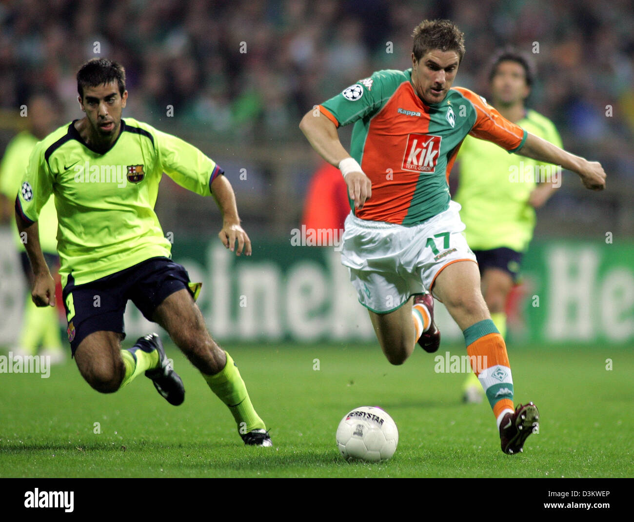 Dpa) - Ivan Klasnic (R) der deutschen Bundesliga Fußball club Werder Bremen  und Oleguer (L) des spanischen Fußballvereins FC Barcelona buhlen um die  Kugel während der UEFA Champions League SV Werder Bremen